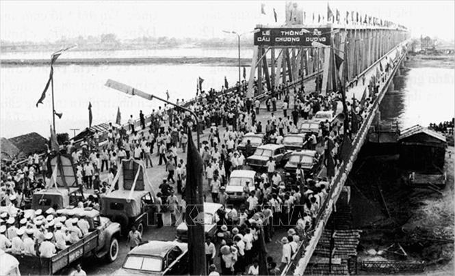 Trong ảnh: Cầu Chương Dương bắc qua sông Hồng khánh thành tháng 6/1985, là cây cầu lớn lần đầu tiên do Việt Nam tự thiết kế và thi công, góp phần quan trọng giải quyết việc lưu thông ở cửa ngõ Thủ đô với khu vực phía Bắc. Ảnh: Tư liệu TTXVN