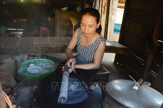 Trong ảnh: Tráng bánh bằng phương pháp thủ thủ công. Ảnh: Tuấn Anh - TTXVN