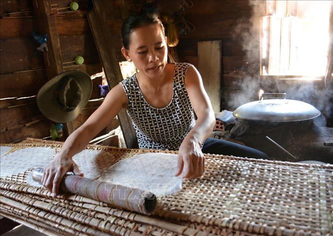 Trong ảnh: Xếp bánh tráng chuẩn bị đưa đi phơi. Ảnh: Tuấn Anh - TTXVN