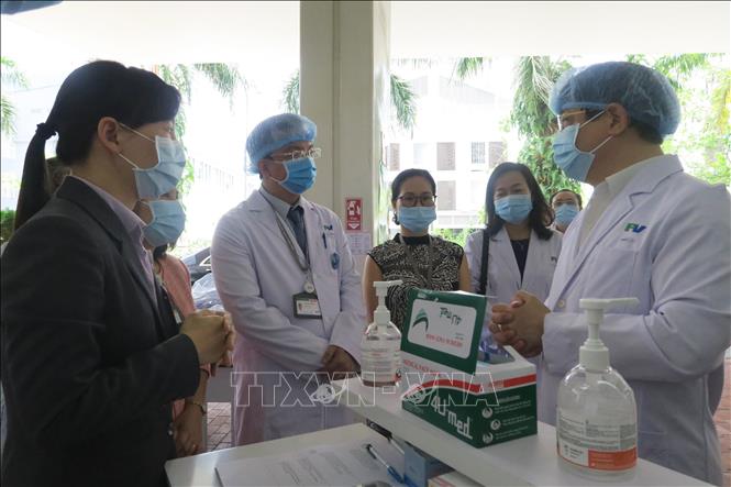 Trong ảnh: Cục trưởng Cục Quản lý Khám chữa bệnh Lương Ngọc Khuê trao đổi với bác sỹ Bệnh viện FV. Ảnh: Đinh Hằng – TTXVN                               