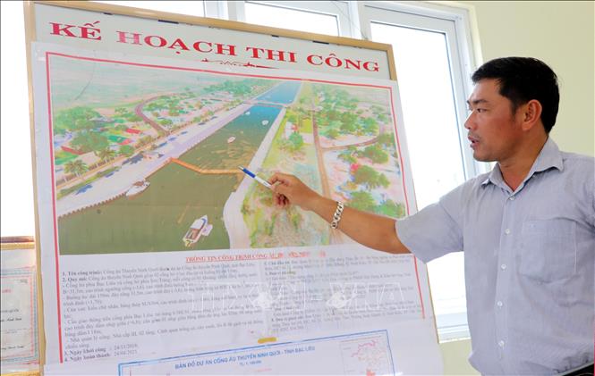 Cán bộ điều hành Công trình cống Âu Thuyền Ninh Quới giới thiệu vận hành của cống. Ảnh: Trung Hiếu-TTXVN
