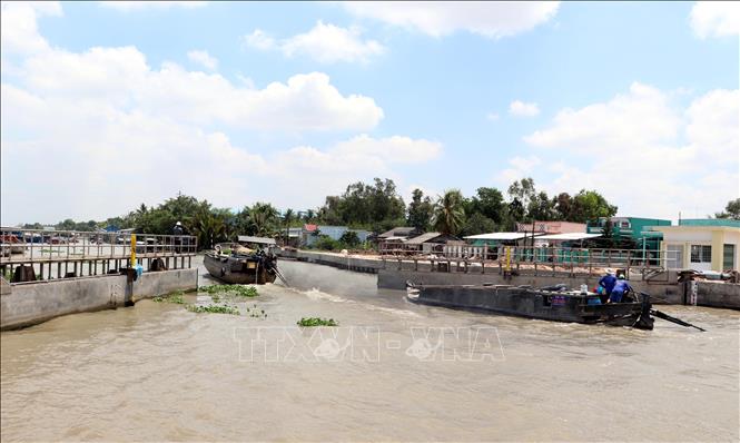 Cống Âu thuyền Ninh Quới ngăn mặn giữ ngọt, cứ 2 tiếng một lần mở cửa âu cho thuyền bè qua lại xong lại đóng trở lại. Ảnh: Trung Hiếu-TTXVN

