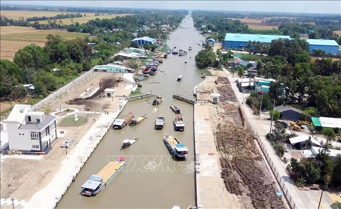 Cống Âu thuyền Ninh Quới ngăn mặn giữ ngọt, cứ 2 tiếng một lần mở cửa âu cho thuyền bè qua lại xong lại đóng trở lại. Ảnh: Trung Hiếu-TTXVN
