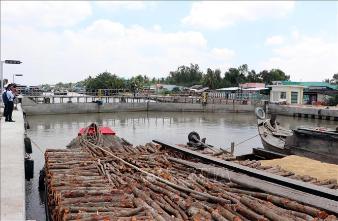 Cống Âu thuyền Ninh Quới ngăn mặn giữ ngọt, cứ 2 tiếng một lần mở cửa âu cho thuyền bè qua lại xong lại đóng trở lại. Ảnh: Trung Hiếu-TTXVN

