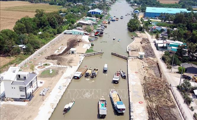 Cống Âu thuyền Ninh Quới ngăn mặn giữ ngọt, cứ 2 tiếng một lần mở cửa âu cho thuyền bè qua lại xong lại đóng trở lại. Ảnh: Trung Hiếu-TTXVN

