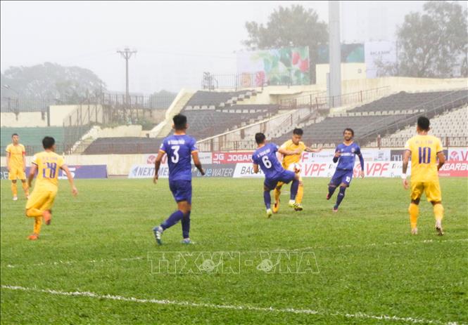 Cuộc đọ sức giữa Sông Lam Nghệ An và Becamex Bình Dương trên sân Vinh rất kịch tính. Ảnh: Nguyễn Oanh-TTXVN.