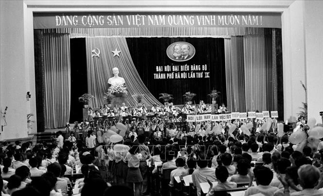Trong ảnh: Thiếu nhi Thủ đô đến chào mừng tại Đại hội đại biểu Đảng bộ thành phố Hà Nội lần thứ IX (11/6/1983). Ảnh: Thế Trung - TTXVN