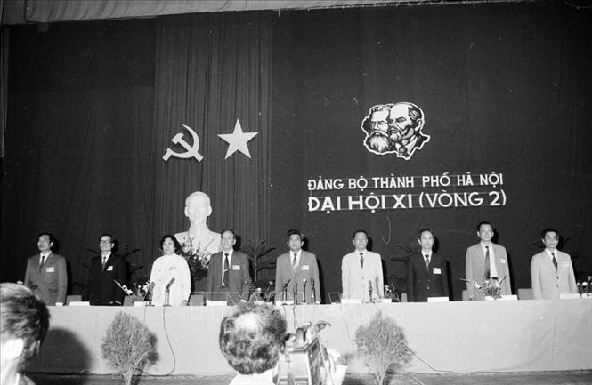 Trong ảnh: Đoàn Chủ tịch Đại hội đại biểu Đảng bộ thành phố Hà Nội lần thứ XI (4/1991). Ảnh: Xuân Tuân - TTXVN