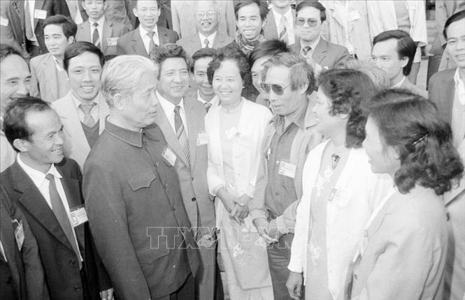 Trong ảnh: Tổng Bí thư Đỗ Mười nói chuyện với các đại biểu dự Đại hội đại biểu Đảng bộ thành phố Hà Nội lần thứ XI. Ảnh: Xuân Tuân - TTXVN
