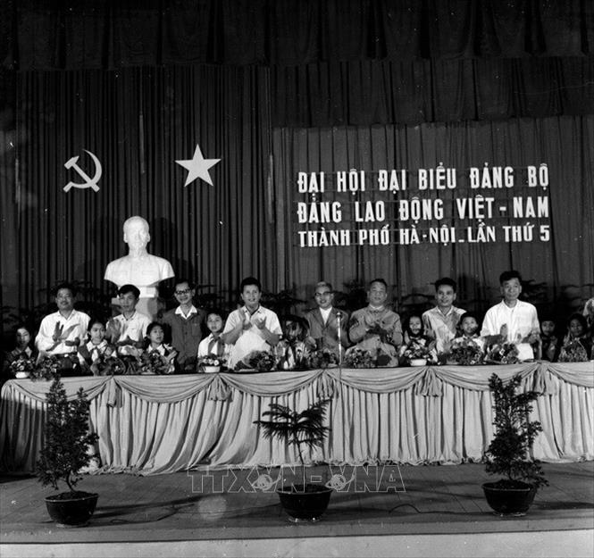 Trong ảnh: Đoàn Chủ tịch Đại hội đại biểu Đảng bộ thành phố Hà Nội lần thứ V, nhiệm kỳ 1971-1974. Ảnh: Trần Phác - TTXVN