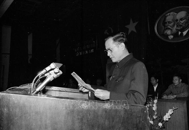 Trong ảnh: Bí thư Thành ủy Hà Nội Nguyễn Lam đọc diễn văn tại lễ mit tinh chào mừng Đại hội Đảng toàn quốc lần thứ IV (1/1976). Ảnh: Nhật Tường - TTXVN
