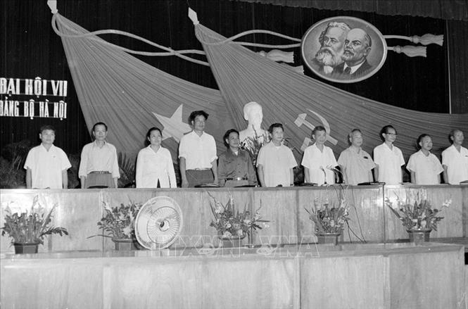 Trong ảnh: Đoàn Chủ tịch Đại hội đại biểu Đảng bộ thành phố Hà Nội lần thứ VII (25/5/1977). Ảnh: Xuân Lâm - TTXVN