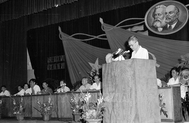 Trong ảnh: Bí thư Thành ủy Hà Nội Lê Văn Lương đọc báo cáo chính trị tại Đại hội đại biểu Đảng bộ thành phố Hà Nội lần thứ VII (25/5/1977). Ảnh: Xuân Lâm - TTXVN
