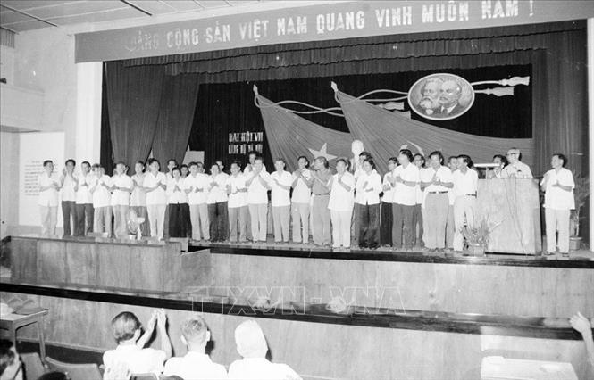 Trong ảnh: Ban Chấp hành mới ra mắt tại Đại hội đại biểu Đảng bộ thành phố Hà Nội lần thứ VII (1/6/1977). Ảnh: Xuân Lâm - TTXVN