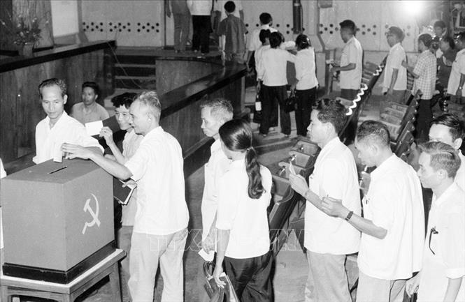 Trong ảnh: Các đại biểu dự Đại hội đại biểu Đảng bộ thành phố Hà Nội lần thứ VII bỏ phiếu bầu Ban Chấp hành mới (1/6/1977). Ảnh: Xuân Lâm - TTXVN