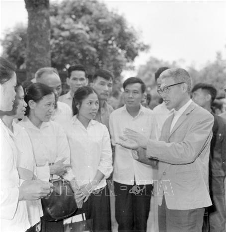 Trong ảnh: Bí thư Thành ủy Hà Nội Nguyễn Văn Trân nói chuyện với đại biểu dự Đại hội đại biểu Đảng bộ thành phố Hà Nội lần thứ V, nhiệm kỳ 1971-1974. Ảnh: Trần Phác - TTXVN