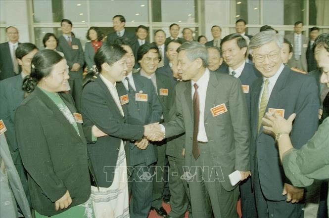 Trong ảnh: Tổng Bí thư Lê Khả Phiêu nói chuyện với các đại biểu dự Đại hội đại biểu Đảng bộ thành phố Hà Nội lần thứ XIII, nhiệm kỳ 2000-2005. Ảnh: Cao Phong - TTXVN