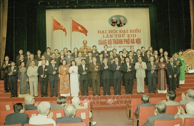 Trong ảnh: Ban Chấp hành Đảng bộ thành phố Hà Nội nhiệm kỳ 2000-2005 ra mắt Đại hội. Ảnh: Minh Điền - TTXVN