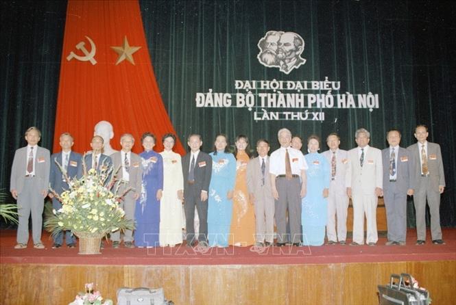 Trong ảnh: Tổng Bí thư Đỗ Mười với các đại biểu huyện Thanh Trì tại Đại hội đại biểu Đảng bộ thành phố Hà Nội lần thứ XII. Ảnh: Minh Điền - TTXVN