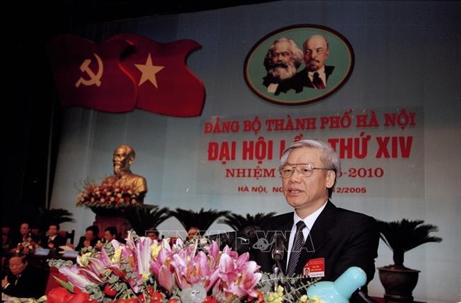 Trong ảnh: Bí thư Thành ủy Hà Nội Nguyễn Phú trọng đọc báo cáo chính trị tại phiên khai mạc Đại hội đại biểu Đảng bộ thành phố Hà Nội lần thứ XIV, nhiệm kỳ 2005-2010. Ảnh: Tùng Lâm - TTXVN