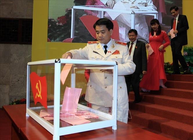 Trong ảnh: Các đại biểu bỏ phiếu bầu Ban Chấp hành Đảng bộ thành phố Hà Nội Khóa XVI, nhiệm kỳ 2015 – 2020. Ảnh: An Đăng - TTXVN