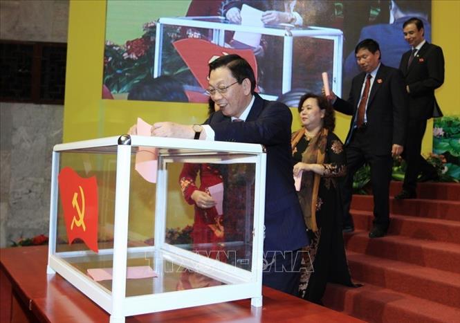Trong ảnh: Các đại biểu bỏ phiếu bầu Ban Chấp hành Đảng bộ thành phố Hà Nội Khóa XVI, nhiệm kỳ 2015 – 2020. Ảnh: An Đăng - TTXVN