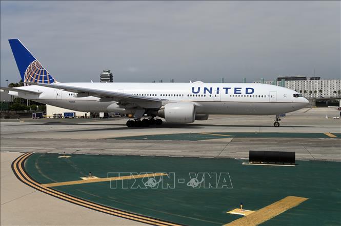 Trong ảnh: Máy bay của hãng hàng không United Airlines tại sân bay quốc tế Los Angeles, bang California, Mỹ. Ảnh: AFP/TTXVN