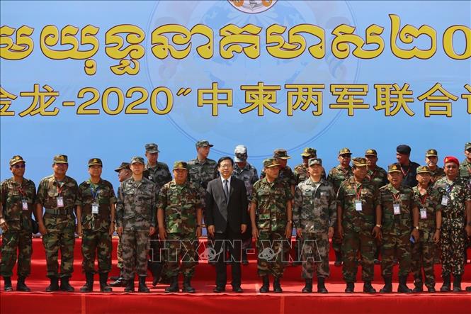 Trong ảnh: Các tướng lĩnh quân đội Campuchia và Trung Quốc cùng Đại sứ Trung Quốc tại Campuchia Wang Wentian chụp ảnh chung. Ảnh: Nguyễn Hùng Vũ - TTXVN tại Campuchia