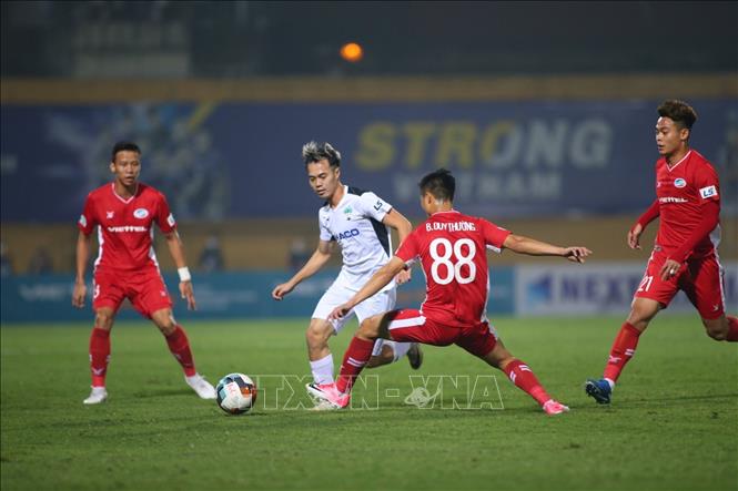 Trong ảnh: Tiền đạo Văn Toàn (số 9, CLB HAGL) tả xung hữu đột giữa vòng vây các cầu thủ Viettel. Ảnh: Thành Đạt - TTXVN 