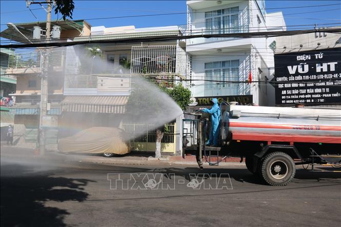Photo: Large-scale sterilisation work in Phan Thiet city, the central province of Binh Thuan. VNA Photo: Nguyễn Thanh