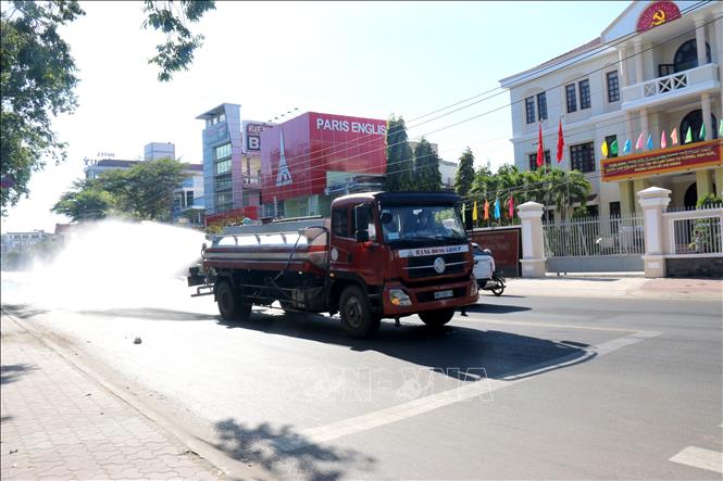 Photo: Large-scale sterilisation work in Phan Thiet city, the central province of Binh Thuan. VNA Photo: Nguyễn Thanh