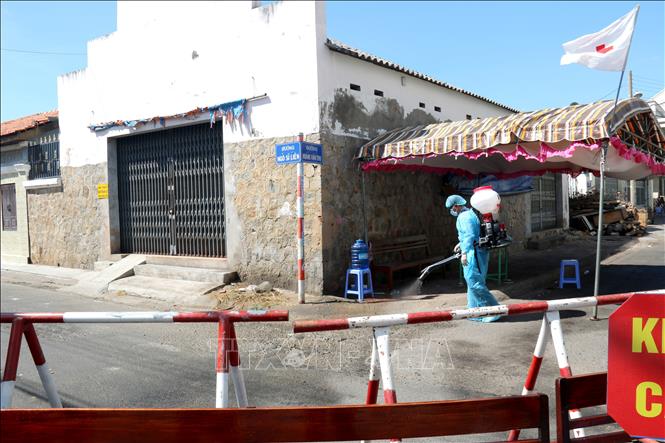 Photo: Areas under quarantine in the central province of Binh Thuan are sterilised twice a day. VNA Photo: Nguyễn Thanh