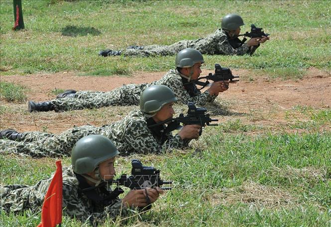 Trong ảnh: Chiến sĩ Lữ đoàn Đặc công 113 luyện tập bắn súng chuyên dụng thành thạo trong chống khủng bố, giải cứu an toàn con tin. Ảnh: Trọng Đức - TTXVN