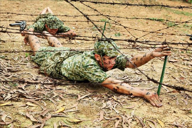 Trong ảnh: Chiến sĩ Lữ đoàn Đặc công 113 thực hiện bài tập kỹ thuật khắc phục vật cản. Ảnh: Lâm Khánh - TTXVN