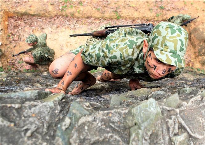 Trong ảnh: Chiến sĩ Lữ đoàn Đặc công 113 thực hiện bài tập kỹ thuật khắc phục vật cản. Ảnh: Lâm Khánh - TTXVN