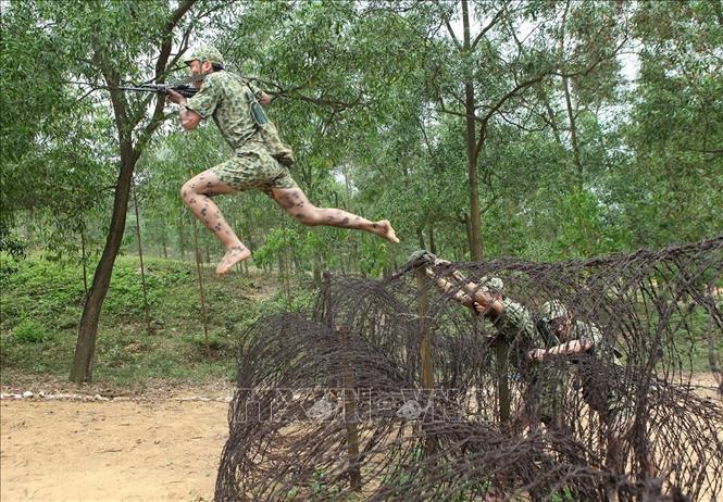 Trong ảnh: Chiến sĩ Lữ đoàn Đặc công 113 thực hiện bài tập kỹ thuật khắc phục vật cản. Ảnh: Lâm Khánh - TTXVN