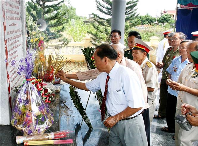 Trong ảnh: Khánh thành Nhà bia tưởng niệm 8 Liệt sĩ của Đại đội 12 – Tiểu đoàn 10 (K10) Bộ đội đặc công Quảng Trị, hy sinh ngày 9/3/1975 trong trận đánh Chi khu quân sự Mai Lĩnh, một mắt xích quan trọng trong hệ thống phòng thủ của địch ở thị xã Quảng Trị, tạo điều kiện cho nhân dân nổi dậy giành chính quyền thắng lợi. Ảnh: Hồ Cầu - TTXVN