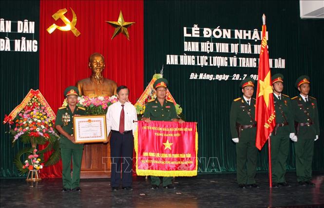 Trong ảnh: Đại đội 2, Tiểu đoàn Đặc công 489 thành phố Đà Nẵng đón nhận danh hiệu Anh hùng Lực lượng vũ trang nhân dân (20/7/2012). Ảnh: Trần Lê Lâm - TTXVN