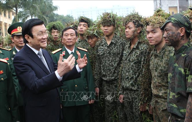 Trong ảnh: Ngày 4/2/2013, Chủ tịch nước Trương Tấn Sang đến thăm, chúc Tết cán bộ, chiến sĩ Lữ đoàn Đặc công biệt động 1. Ảnh: Nguyễn Khang - TTXVN