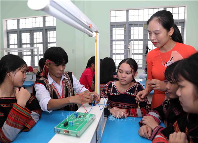 Trong ảnh: Công tác đầu tư xây dựng hoàn thiện cơ sở vật chất, bổ sung trang thiết bị dạy học đang dần được triển khai để tạo điều kiện thuận lợi nhất cho việc dạy và học. Ảnh: Thanh Tùng-TTXVN