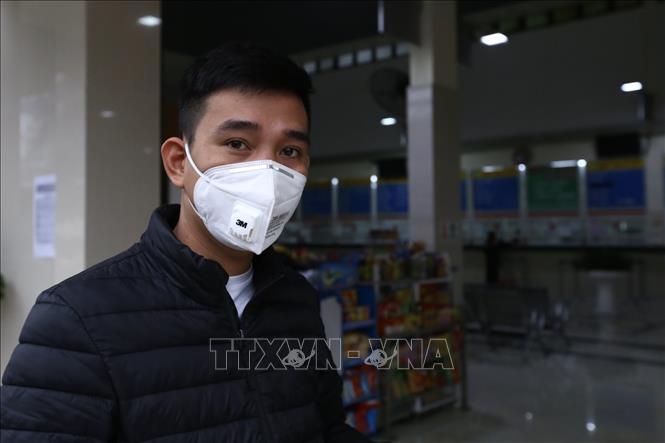 Trong ảnh: Người dân thực hiện đeo khẩu trang tại bến xe Gia Lâm (Hà Nội). Ảnh: Minh Quyết - TTXVN