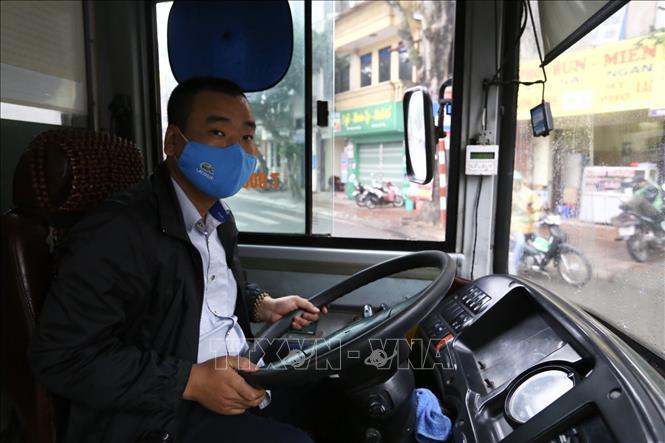 Trong ảnh: Lái xe buýt tuân thủ việc đeo khẩu trang khi làm việc. Ảnh: Minh Quyết - TTXVN

 
