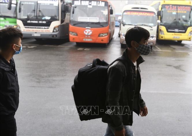 Trong ảnh: Từ ngày hôm nay, người dân đến nơi công cộng, cần thực hiện nghiêm việc đeo khẩu trang. Ảnh: Minh Quyết - TTXVN