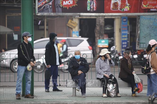 Trong ảnh: Người dân đeo khẩu trang tại bến xe buýt Long Biên. Ảnh: Minh Quyết - TTXVN