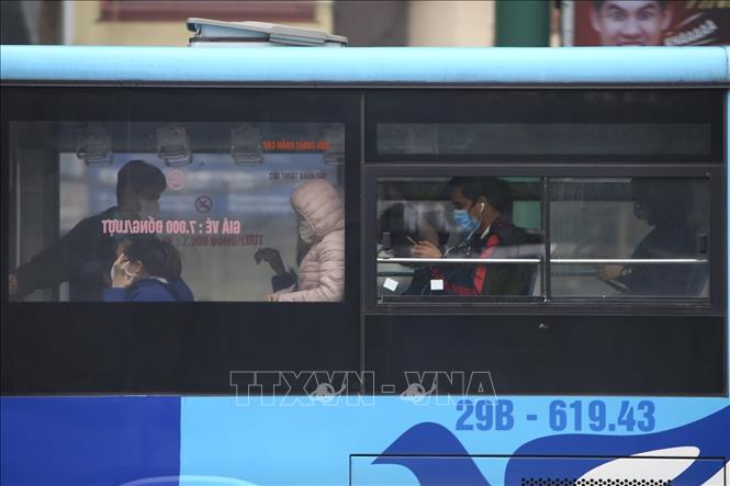 Trong ảnh: Hành khách thực hiện đeo khẩu trang khi tham gia giao thông trên xe buýt công cộng. Ảnh: Minh Quyết - TTXVN