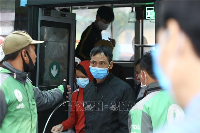 Trong ảnh: Từ ngày hôm nay, người dân đến nơi công cộng, tập trung đông người cần thực hiện nghiêm việc đeo khẩu trang. Ảnh: Minh Quyết - TTXVN