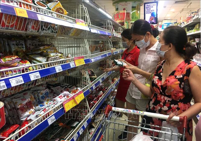 Photo: Customers shopping in Coopmart supermarket in Ho Chi Minh City wear facial masks as required. VNA Photo: Thanh Vũ