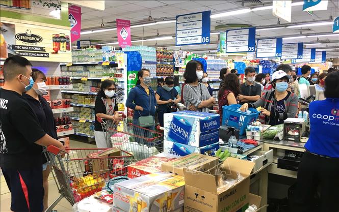 Photo: Customers shopping in Coopmart supermarket in Ho Chi Minh City wear facial masks as required. VNA Photo: Thanh Vũ