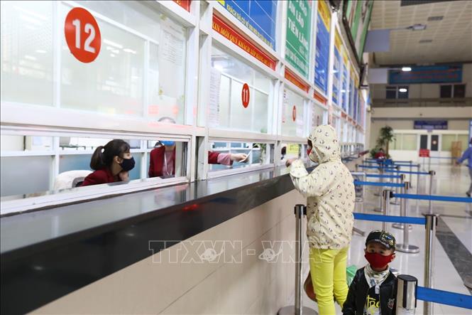 Photo: Hanoi's people wear facial masks in public places as required. VNA Photo: Minh Quyết