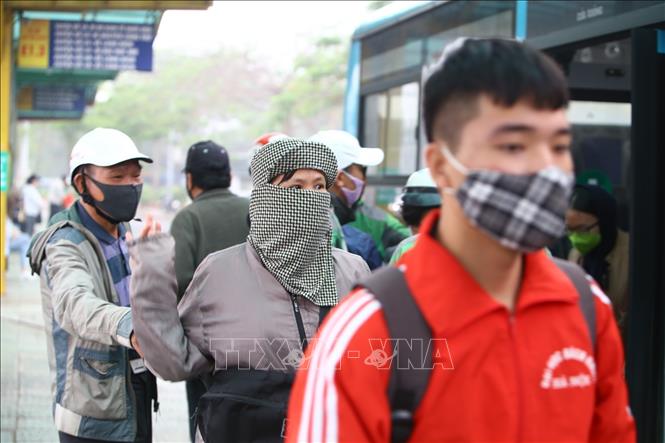 Photo: Hanoi's people wear facial masks in public places as required. VNA Photo: Minh Quyết